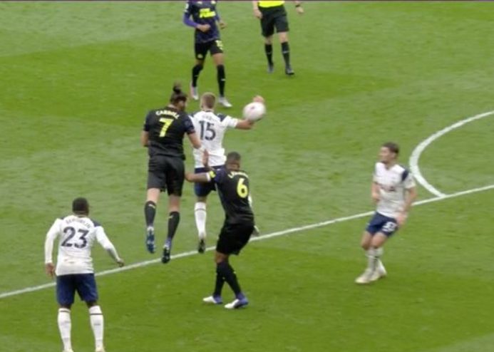 Video “An absolute disgrace” – Jamie Carragher fumes as Newcastle score a controversial late penalty vs Spurs