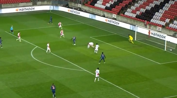 Video: Lacazette destroys a Slavia Prague defender with excellent feet to put Arsenal 4-0 up