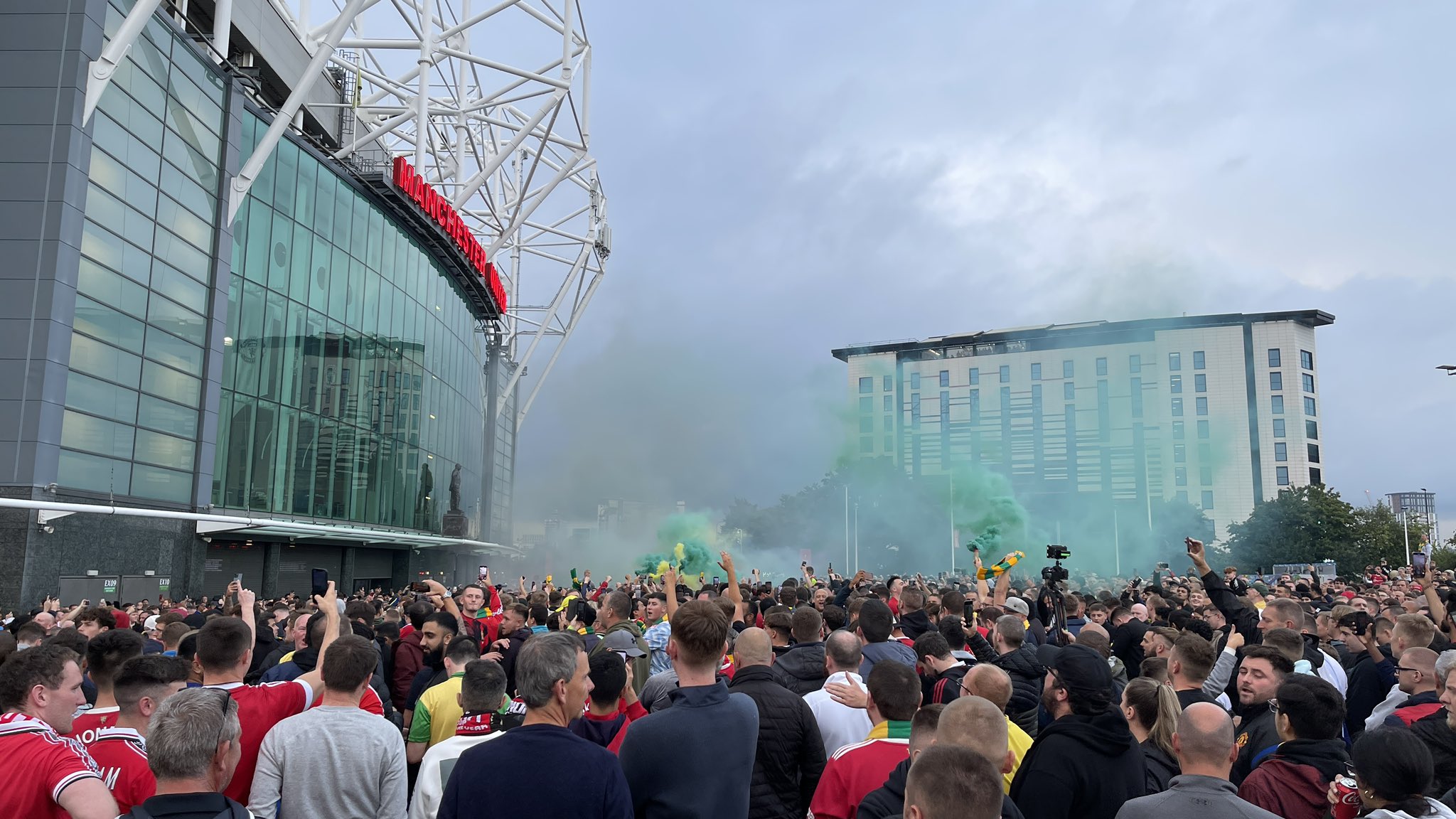 Fans of Premier League giants found to be the worst for leaving early in the UK CaughtOffside