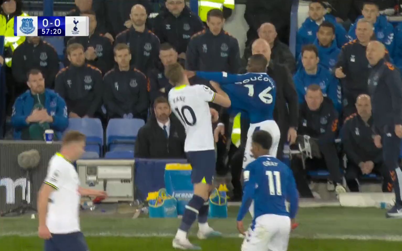 Video: Red card for Everton star after lashing out at Harry Kane’s face thumbnail