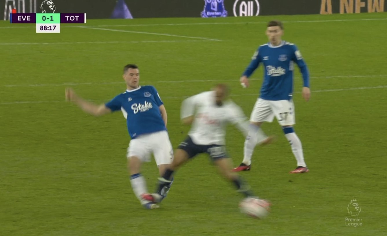 Image: Tottenham’s Lucas Moura receives straight red after horrible tackle on Everton star thumbnail