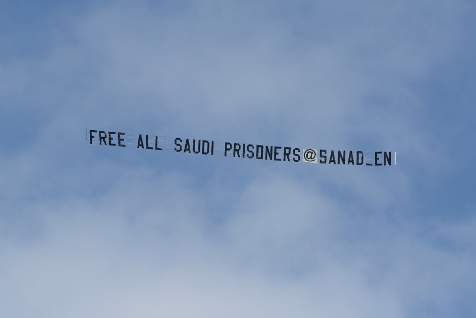 Video: Plane flew over Newcastle stadium against Arsenal with a message for Newcastle’s Saudi owners CaughtOffside