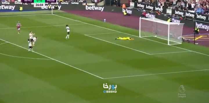 Video: Massive howler from David De Gea gives West Ham an important lead