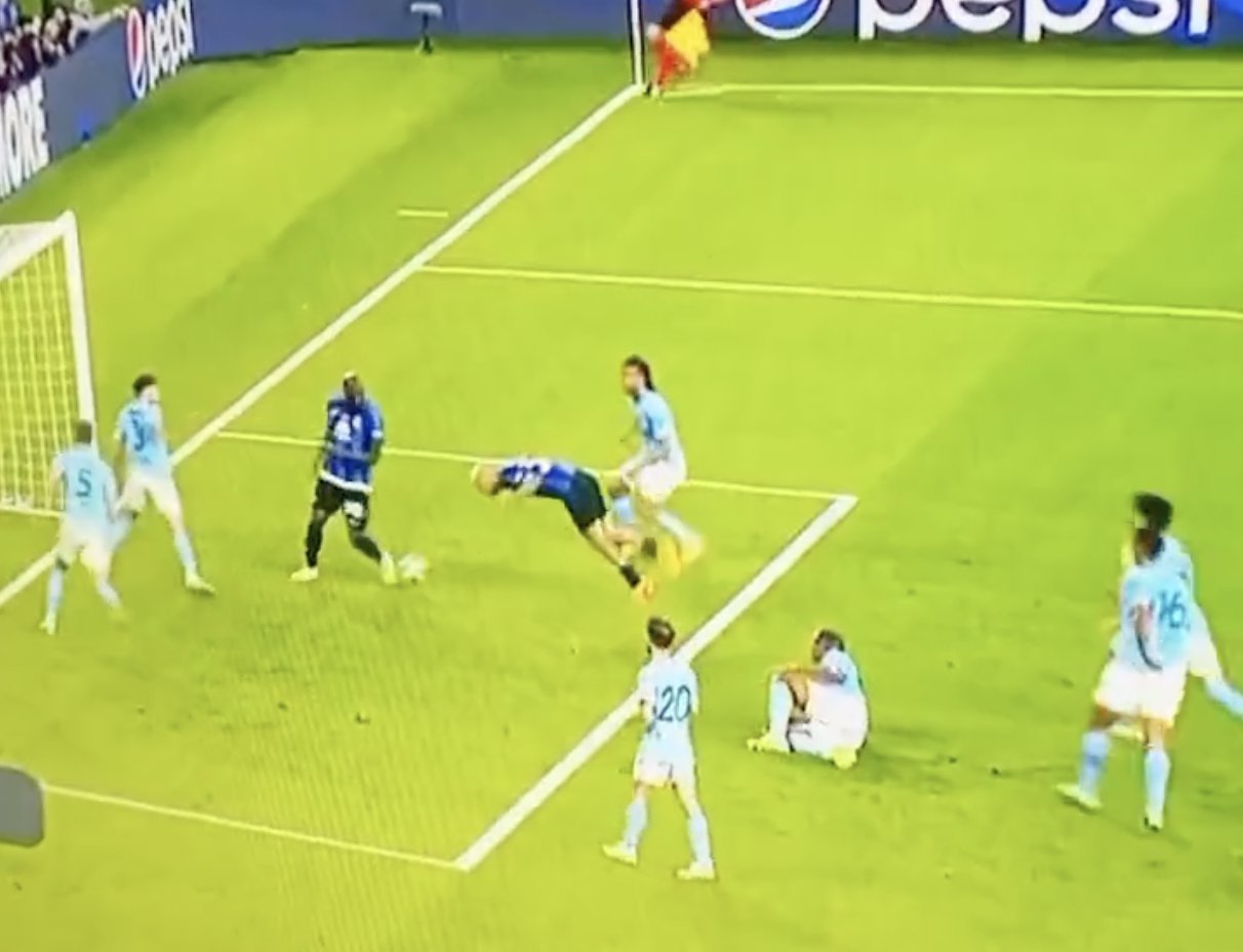 Video: Romelu Lukaku blocks his own teammate’s effort on goal to deny Inter a certain equaliser CaughtOffside