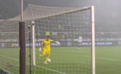 Video: Hamburg score one of the worst own goals of all time thumbnail